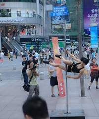 北城天街有美女当街跳钢管舞,有人看到没
