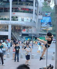 北城天街有美女当街跳钢管舞,有人看到没