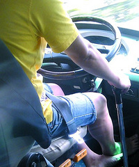 艺高人胆大?高速路上客车司机居然赤脚开车