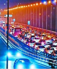 昨日大雨大雾大堵车 观音桥轻轨挤爆了