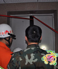 坑爹!重庆一小区18部电梯同时停运 七八十人被困