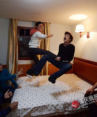 囧!重庆一群白领玩跳窗减压,不担心床垮了吗?