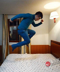 囧!重庆一群白领玩跳窗减压,不担心床垮了吗?