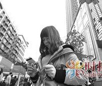 一群男的 又一群男的轮着过来搭讪