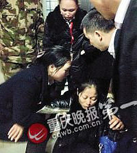 红鼎国际电梯突然停了,12人被困40分钟