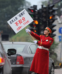 好创意,美女穿制服宣传新交规!