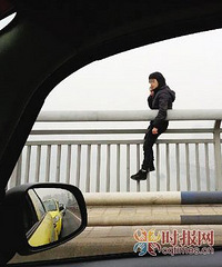 女子坐在嘉华大桥护栏上看风景 引发大堵车