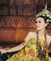 太惊人了!正太浓妆竟比女人还美艳