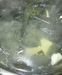 夏日原味美汤——海带豆腐汤