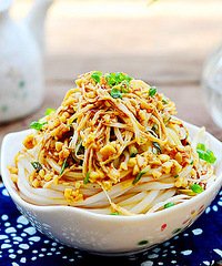 凉面也能吃出冰火两重天——酸辣鸡丝凉面(附油泼辣子的做法)
