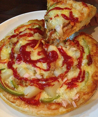 刚刚出炉的土豆金枪鱼pizza这个点给熬夜的朋友吃这个应该很爽吧