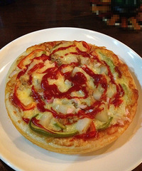 刚刚出炉的土豆金枪鱼pizza这个点给熬夜的朋友吃这个应该很爽吧
