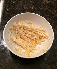烤箱烤出来的金针菇培根卷
