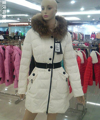 打探两路服装厂,工厂店~~~~20块的冬装棉服啊,还有真人兽,嘿嘿