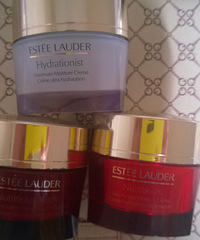 ���м���ˮ�ĺڰװ�+����ױ̨�ϵ�ƿƿ�޹ޡ�