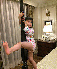 �ϰ���Ů�������ֹ��裬Ц��