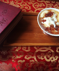 ��������¶ǵ���ʳ���Ի��ĵ�·�Ͻ��н�Զ