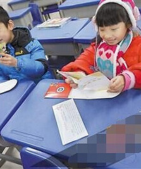 重庆一小学学生成绩单变大礼包 装有棒棒糖