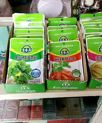 各大超市生活区摆放吉香居泡菜系列(图)