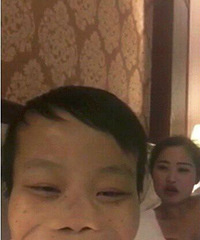 世界太疯狂!史上最丑富二代"外星哥"开豪车泡美女
