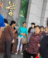 重庆小学报名开始,通宵排队,只为娃儿能读到小学