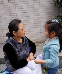 重庆小学报名开始,通宵排队,只为娃儿能读到小学