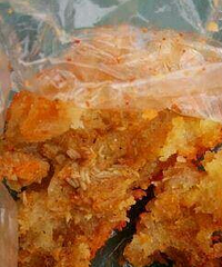 在重庆理工大学二食堂买了鸡柳棒吃,发现鸡柳棒内有蛆,
