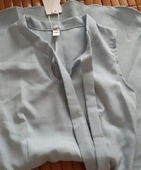 语茵家质报来了,衣服比较轻薄,下摆很好看