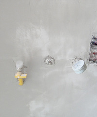 门口新建墙满挂网处理