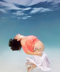 水中的孕育!美国辣妈竟然敢这样拍写真,太美了。