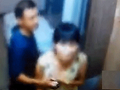 男子坐电梯两次摸人胸