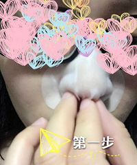 火了很久的猪鼻贴,终于尝试了一次,真的能够拔出黑头哦~~~