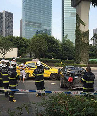 汽博17车连撞车祸视频曝光
