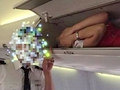 多名空姐被塞进行李架