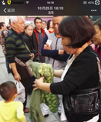 解放碑大妈抓起两岁女童就走,当事人出来啦!!说被吓惨了!!