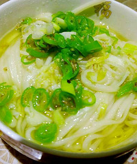 分享连续做了两次的葱油面~首先烧水,煮