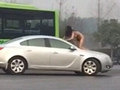 裸女爬上过路的轿车