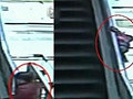 女童玩扶梯被摔死