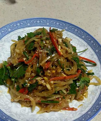 用冰冻帝王蟹做了咖喱蟹、蒜蓉蟹、蟹壳蒸蛋