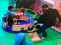娃儿在游乐场被打了