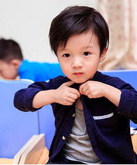 在幼儿园里,我能自己穿衣服