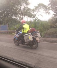 高速公路上居然有摩托车?好黑人
