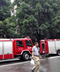 昨天晚上下那么大的雨居然还燃起来了,希望没得人员伤亡