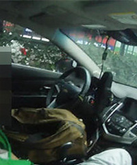娃儿要买宝马车,母亲没钱买遭打。
