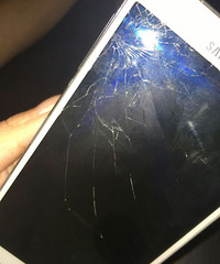 手机被路人撞碎了了,该不该拉住他不放手……
