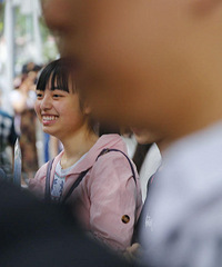 高考首日直击:考场秩序井然 21万重庆考生赴考