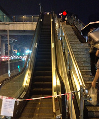 下雨,轻轨扶梯没雨棚瞬间静止,我要累成狗了