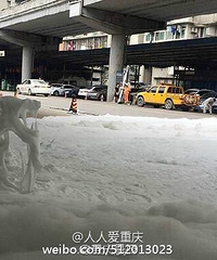 昨日长滨路惊现大量白色泡沫 附近市民都懵了