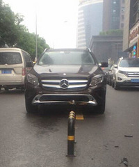 物业设路障,2天遭了5辆车!