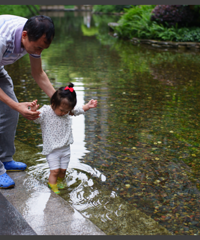 妈妈给我买雨靴,外公带我去踩水。